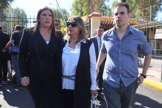 Ο Αλέξανδρος Βαλυράκης με τη μητέρα του Μίνα και την εκ των συνηγόρων της οικογένειας Ζωή Κωνσταντοπούλου έξω από τα Δικαστήρια